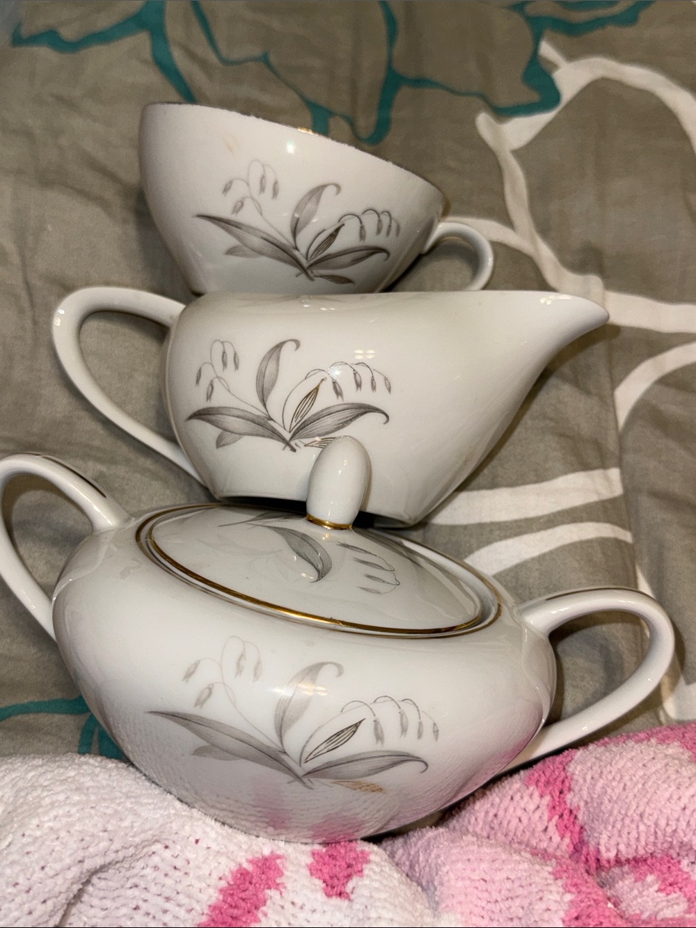 Classic White Porcelain Tea Set with Gold Trim - Elegant Floral Design